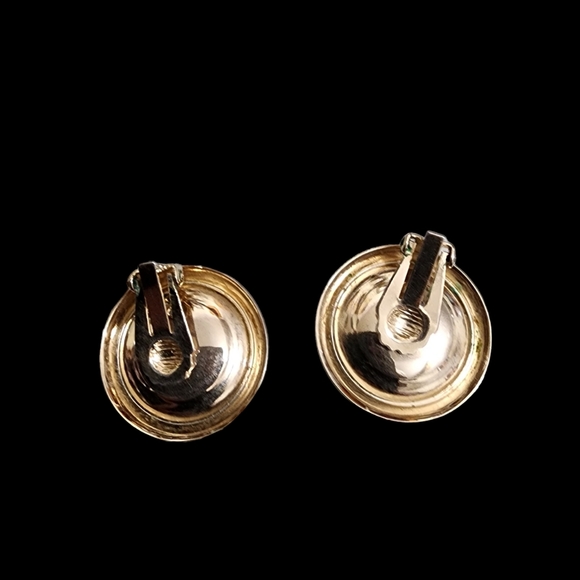 Set of four white vintage clip-on earrings - Picture 7 of 7